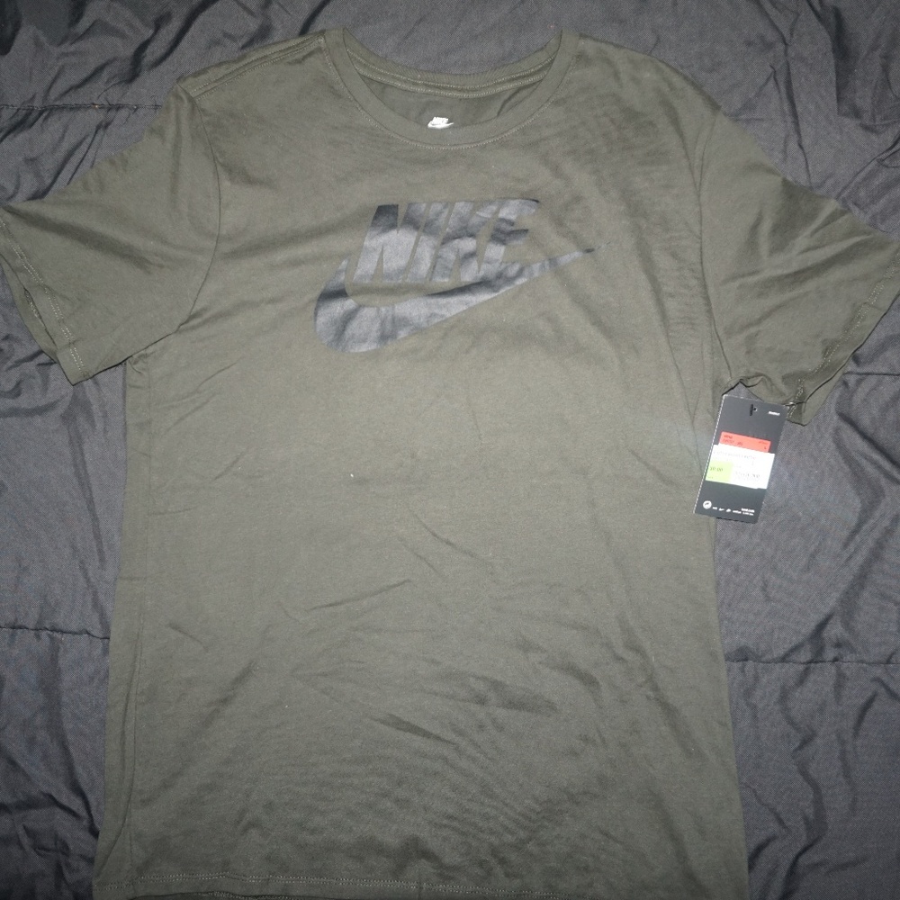 olive green/black nike men shirt